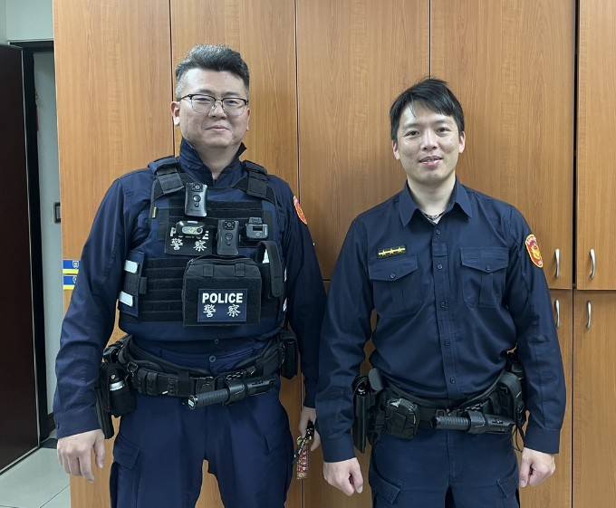 警員凃家彬（圖左）、王文宏（圖右）即刻趕抵現場，細心處理老翁情況，並安排將其帶回派出所進行進一步的處置。（記者黃荷琇 翻攝）