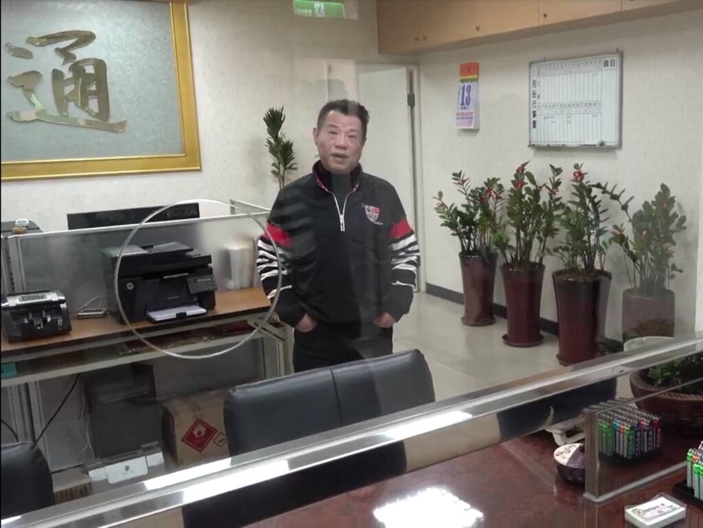 圖片說明: 華通當舖附近鄰居都知道胡日生就是店長兼股東，惟店內員工一概否認推說只是朋友。（記者林鈞澤攝）