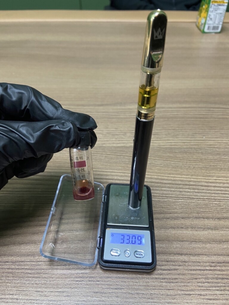 圖片說明：眼尖的特警在賴嫌左側口袋查獲第二級毒品大麻煙油1具(毛重33.09公克)及1把彈簧刀。（記者葉鈞宇翻攝）