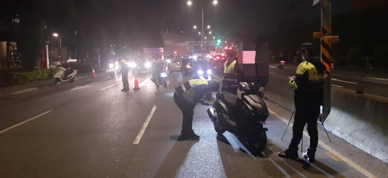 圖片說明：永和警分局連續4日執行擴大臨檢及防飆取締酒後駕車、噪音車專案勤務。（記者李健興翻攝）