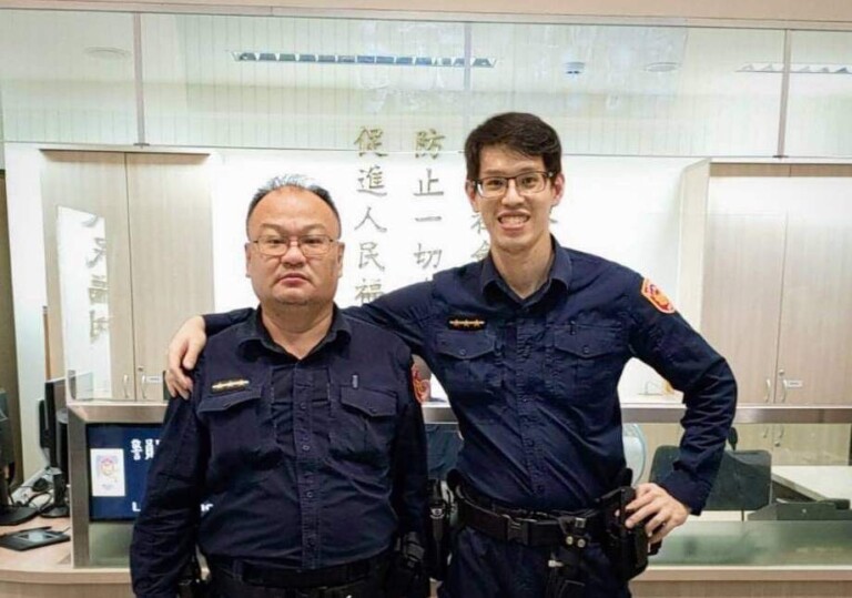 圖片說明：南港派出所警員陳冠廷與潘宗松接獲通報後趕赴現場並通知家屬。(記者徐歆媛翻攝)