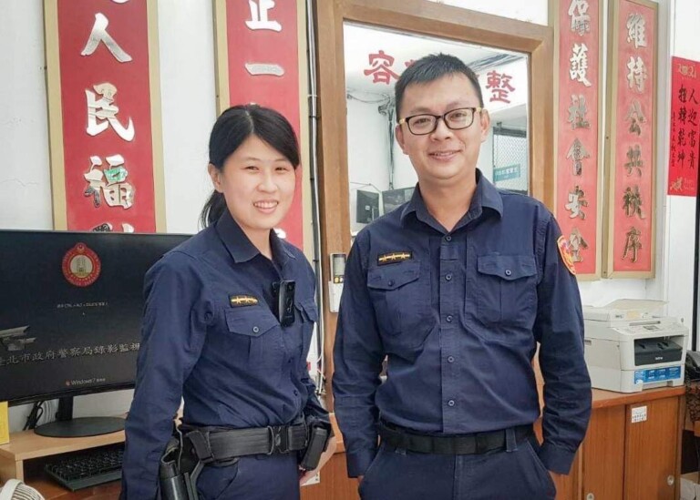 圖片說明：南港分局舊莊派出所警員蔡昌裕、蘇恩加與熱心民眾遂一同將其攙扶欲護送其返家。(記者林[鈞澤翻攝)