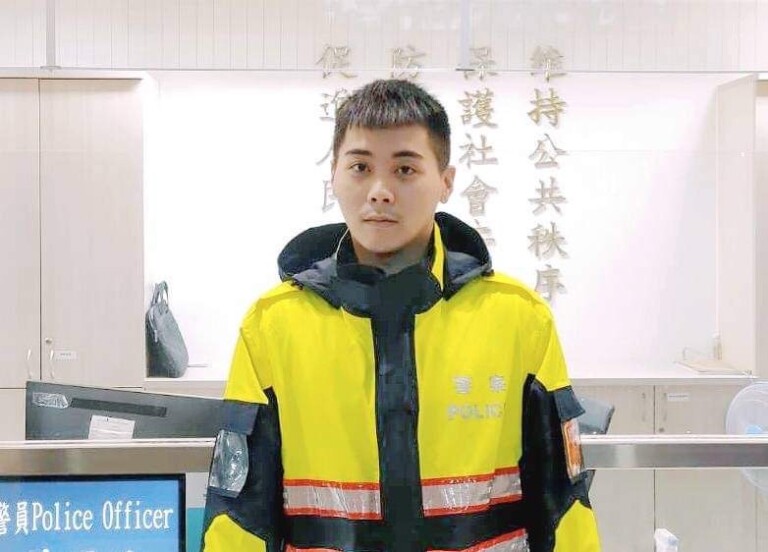 圖片說明：南港派出所警員陳璿中火速趕在班車發車前將渠之物品送交其手上。(記者林鈞澤翻攝)