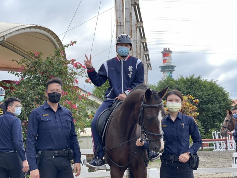 圖片說明：新北巿警察局少年隊辦理「歡樂馬術體驗營」宣導活動。(記者馬治薇翻攝)