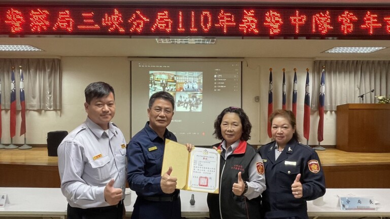 圖片說明：新北警副局長溫枝發及新北市義警大隊長陳汪全親自前來三峽分局慰勉勞苦功高的義警同仁。（記者李健興翻攝）