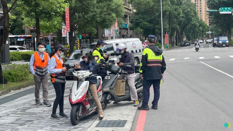 圖片說明：三峽警與板橋監理站共同執行稽查取締汽機車改裝勤務。(記者李健興翻攝)