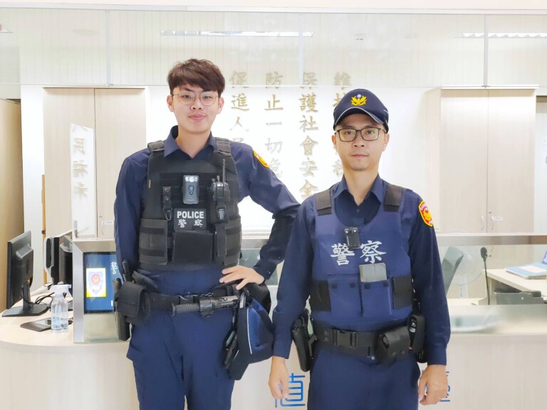 圖片說明：南港派出所警員（左：花以恩、右：蘇韋列）於日前接獲銀行通報有疑似詐騙案，及時到場勸阻。(記者林艾錡翻攝)