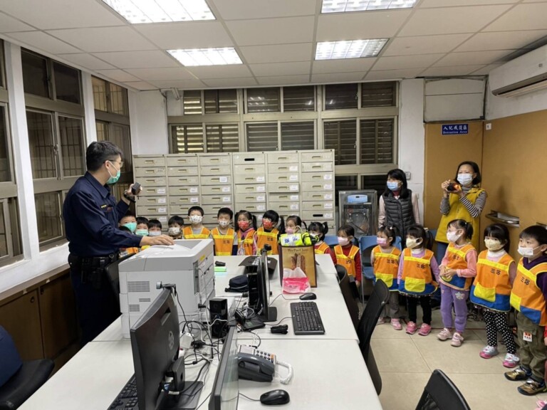 圖片說明：三多國小附設幼兒園連續安排三日至樹林分局戶外教學。（記者馬治薇翻攝）