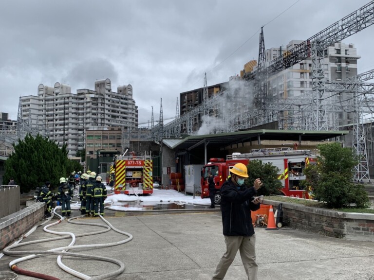 圖片說明：文山區景隆路上的台電變電站驚傳爆炸，文山二警消全力出動。(記者林艷林翻攝)