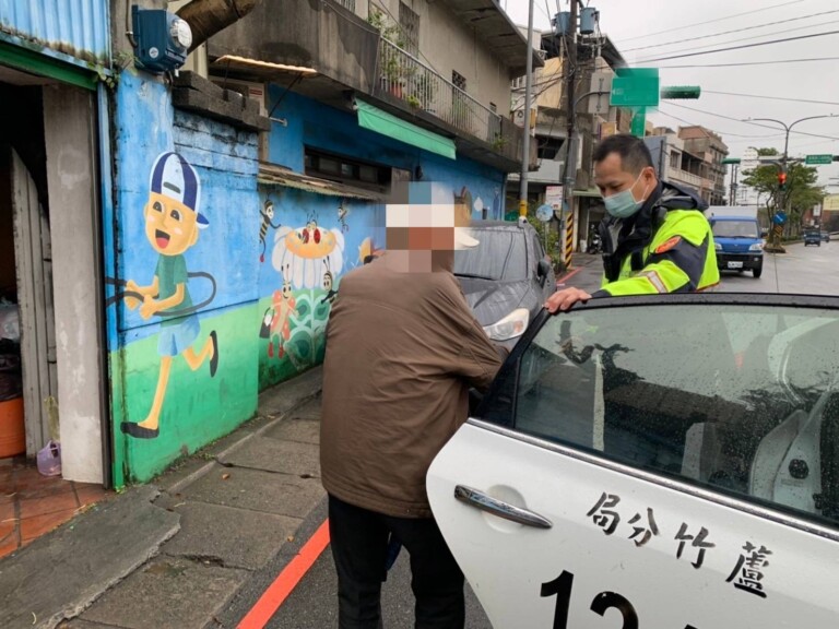 圖片說明：老先生搭公車下錯站迷途，蘆竹警助返家。(記者宋紹誠翻攝)