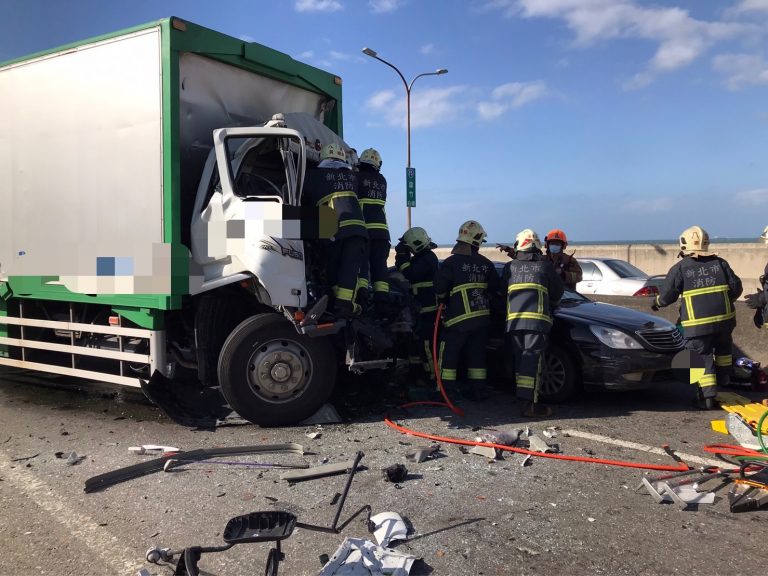 圖片說明：台61線大貨車追撞事故1人受困車內，警消出動機具助脫困。（記者戴昱弘翻攝）