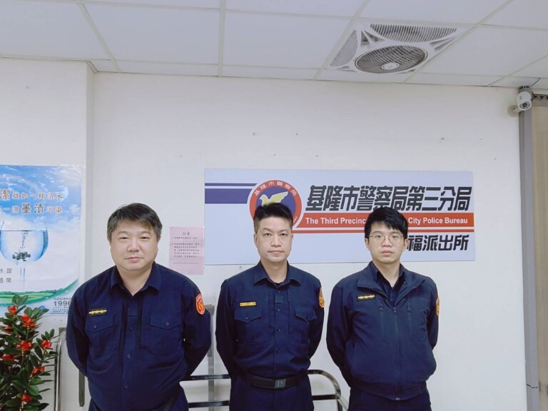 圖片說明：基隆市第三分局百福派出所警員李國彰(左)、所長羅軒偉(中)、警員張皓翔(右)。(記者劉芸圻翻攝)