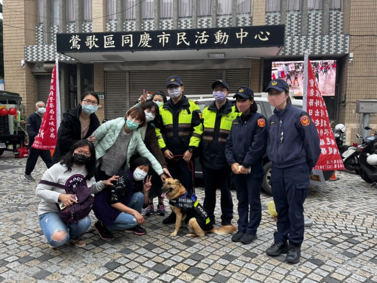 圖片說明：三峽警鶯歌所警犬「平安」執行勤務，宣導111年加強重要節日安全維護工作。（記者林艷林翻攝）