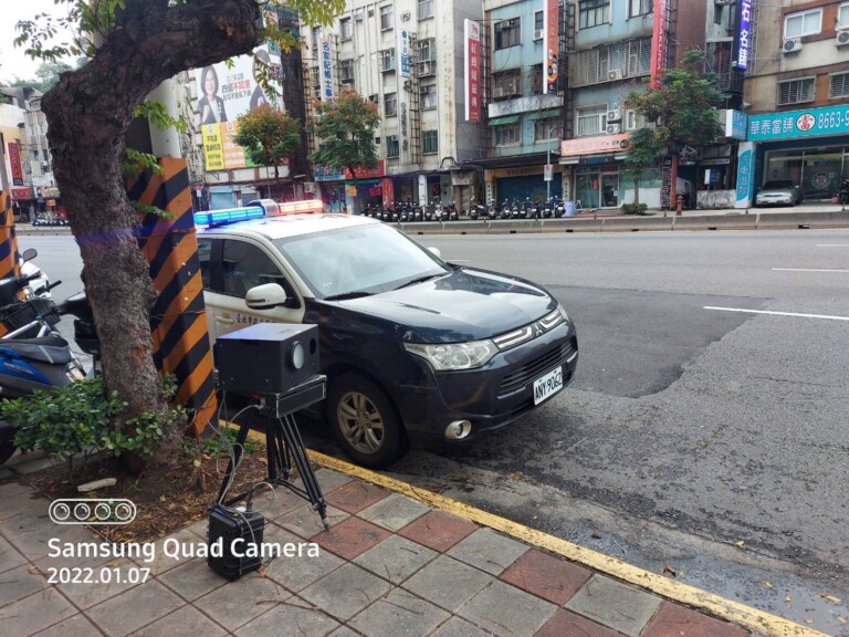 圖片說明：文山第二分局針對「不依公告管制通行」之大貨車、聯結車違規車輛，加強違規取締。(記者趙靜姸翻攝)