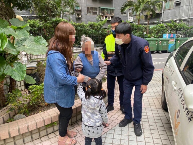 圖片說明：新生所警員林耕儀、實習生郭梁建安助失智老奶奶返家。(記者李健興翻攝)