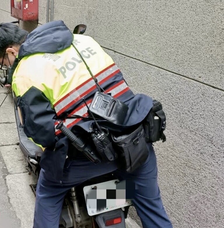 圖片說明：民眾機車中柱卡水溝，求助警方速解難。(記者宋紹誠翻攝)