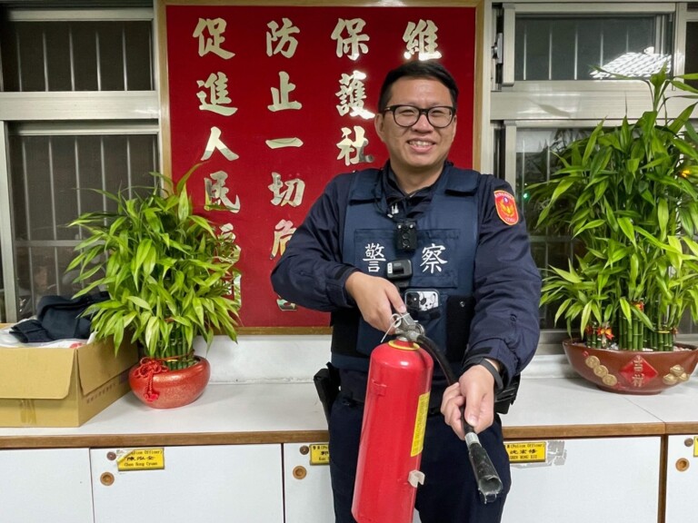 圖片說明：同德派出所警員李元博發現巷內飄起陣陣濃煙並竄出火舌，立即抑制火勢並通報消防隊。 (記者林鈞澤翻攝)