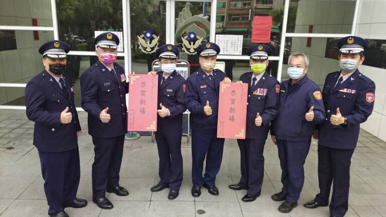 圖片說明：新北市民防大隊長吳建亨、新北市義警大隊長陳汪全，為慰勞義警與民防隊員及汐止分局員警整年來的辛勞，特地至汐止分局頒發慰問金及慰問品。（記者趙靜姸翻攝）