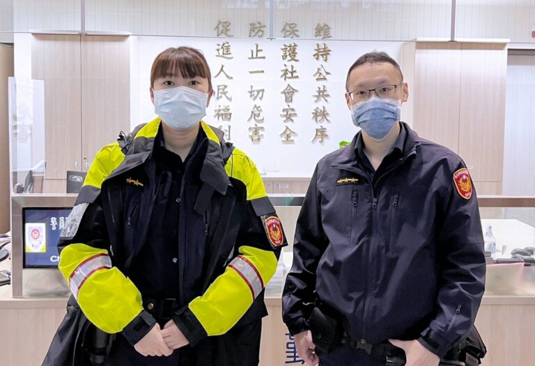 圖片說明：南港分局警員曾國瑄、李讚芳護送老翁回家。 (記者林艷林翻攝)