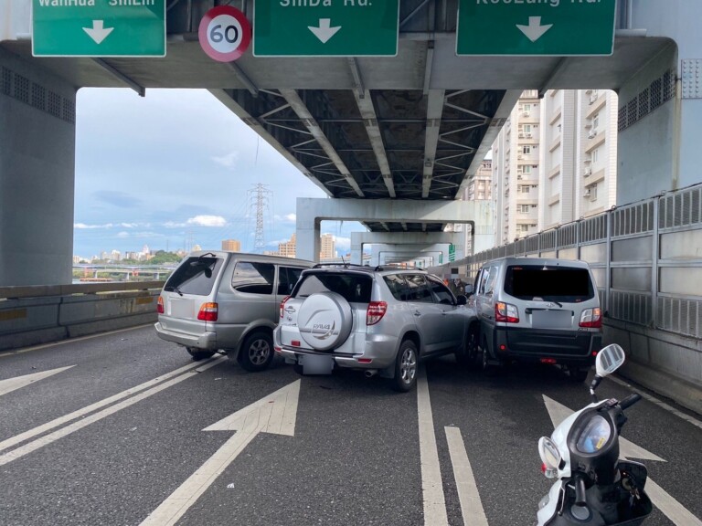 圖片說明：水源快速道路於早晨8點發生一起交通事故。(記者趙靜姸翻攝）