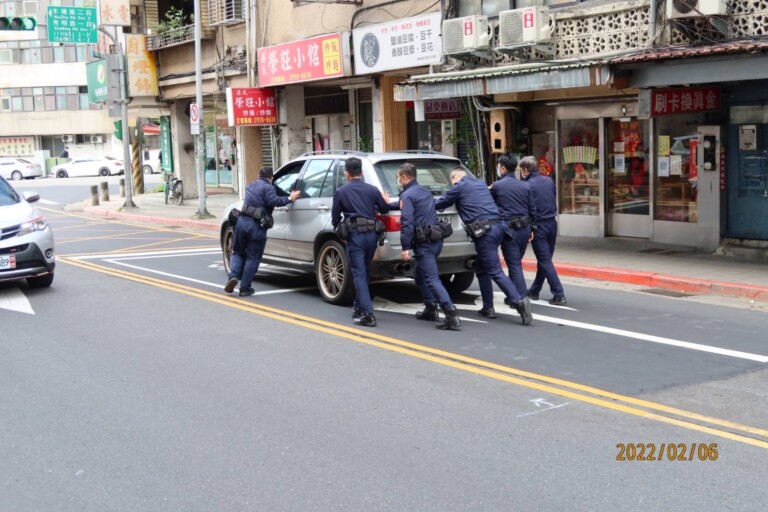 圖片說明：木柵所員警全力協助拋錨車移動到路旁安全處。(記者趙靜姸翻攝）