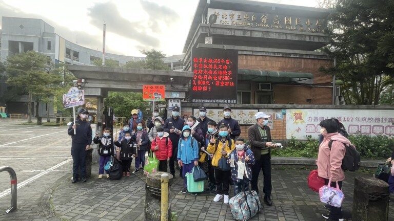 圖片說明：開學首日三峽警動員警力民力護學童安全。(記者林艷林翻攝）