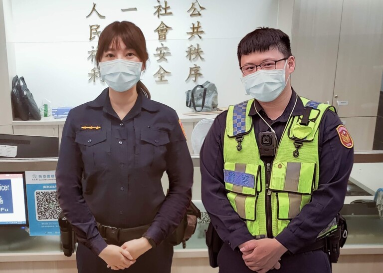 圖片說明：南港派出所警員曾國瑄（左）、簡晉宏（右）協助聯繫醉男家屬。 (記者林鈞澤翻攝)