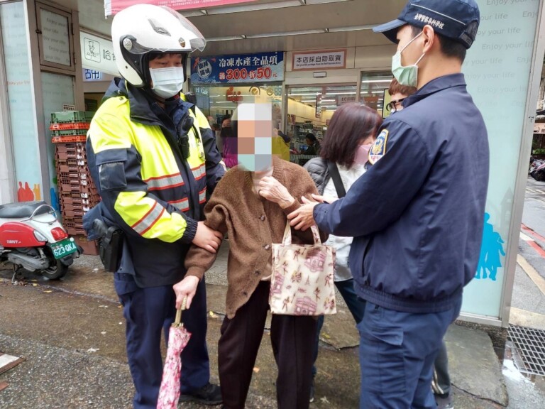 圖片說明：安平所員警王秀慧、賴奕旻協助迷途老阿嬤返家。(記者馬治薇翻攝)