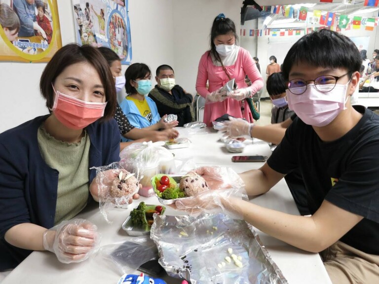 圖片說明:高先生為老婆山下女士製作愛心紅豆飯糰。(記者劉治強攝)