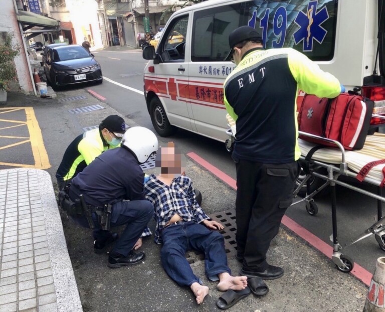 圖片說明：安瀾橋所員警林啟正救助一名滿臉鮮血男子。（記者宋紹誠翻攝)