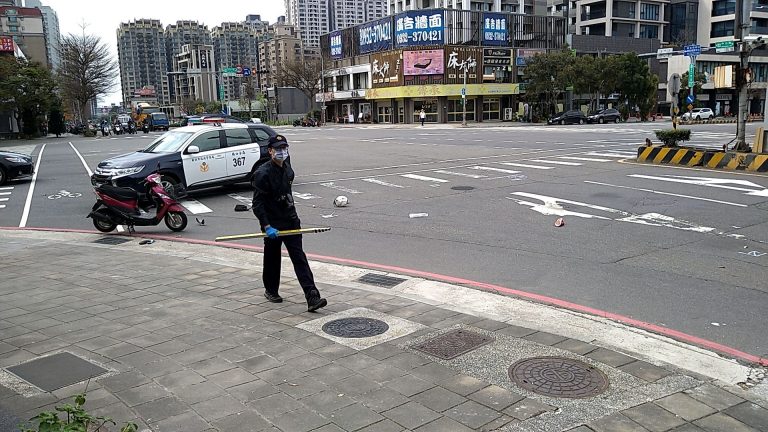 圖片說明：林口區發生一起大貨車撞擊機車的交通事故。（記者趙靜姸翻攝）