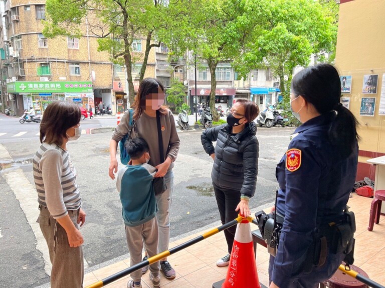 圖片說明：男童在公園和媽媽走失被熱心民眾帶去安平派出所請警方協助。（記者馬治薇翻攝）