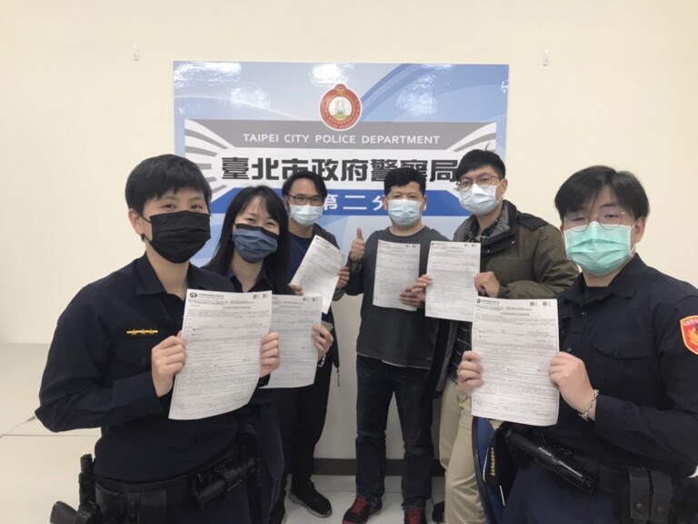 圖片說明：文山二分局警友會辦事處主任高昌倫主動發起贊助內勤、偵查隊及交通分隊員警投保防疫險。（記者趙靜姸翻攝）