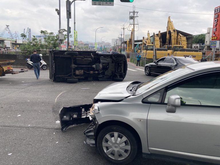 圖片說明：新北巿泰山區發生一起小貨車遭撞翻覆事故。(記者趙靜姸翻攝)