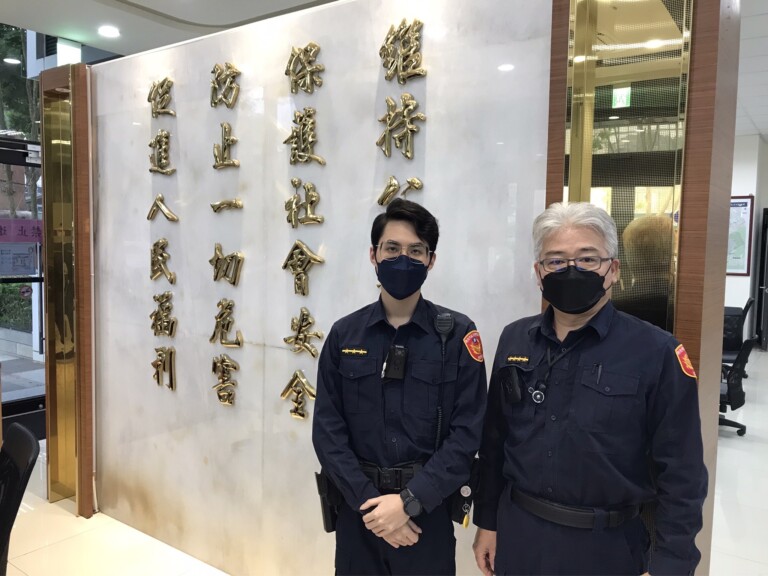 圖片說明：碧潭派出所員警謝進義及陳奕任助一名老翁返家。（記者馬治薇翻攝）