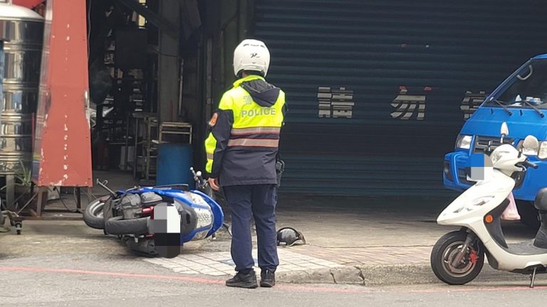 圖片說明：酒醉男沿路踹倒路邊機車，明志所電眼鎖定嫌犯。（記者趙靜姸翻攝）