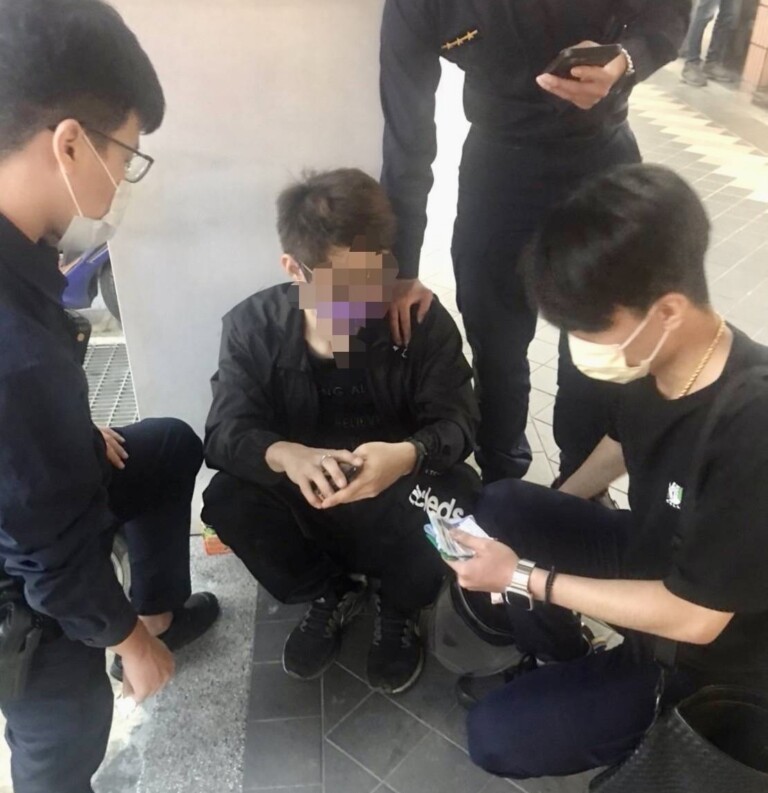 圖片說明：永和分局員警眼尖盤查一行跡可疑男子，發現為詐欺車手隨即逮捕。（記者馬治薇翻攝）