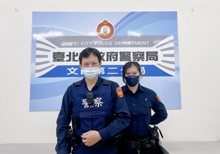 圖片說明：文山第二分局員警劉國權、蔡宜臻成功勸阻老翁被詐騙存款。（記者趙靜姸翻攝）