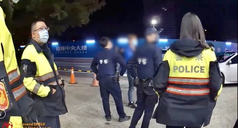 圖片說明：林口分局員警採預防性監控，尾隨民眾車後即時阻止二次衝突發生。（記者趙靜姸翻攝）