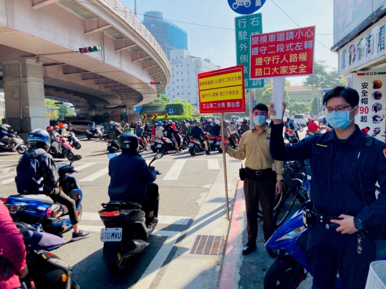 圖片說明：文二警至基隆路、羅斯福路口加強交通安全宣導。（記者趙靜姸翻攝）