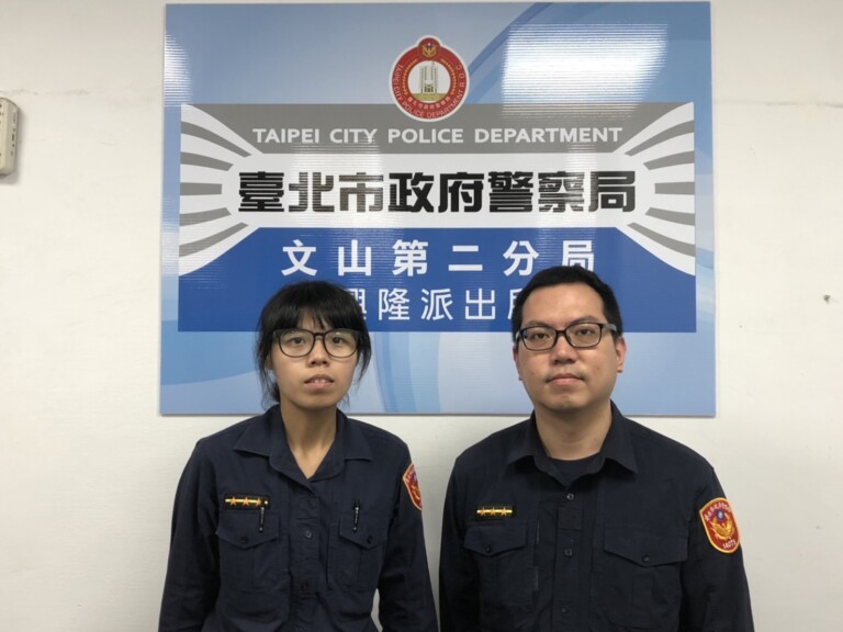 圖片說明：興隆所員警劉冠廷（右）、黃稚涵（左）成功阻詐。（記者趙靜姸翻攝）