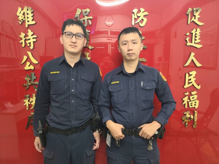 圖片說明：關渡所員警曾柏諺、林泰宇協助大雨中顧路的民眾推車下橋。（記者馬治薇翻攝）