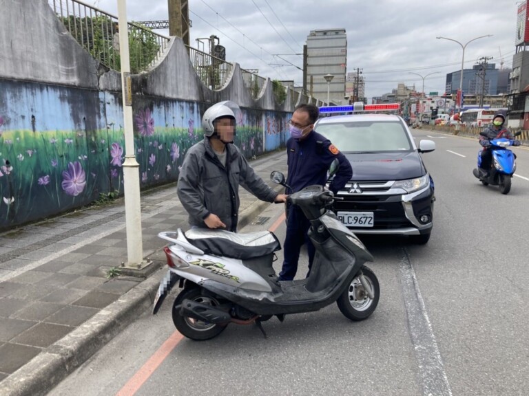 圖片說明：社后所員警巡邏盤查一男子，意外發現竊車賊。（記者馬治薇翻攝）