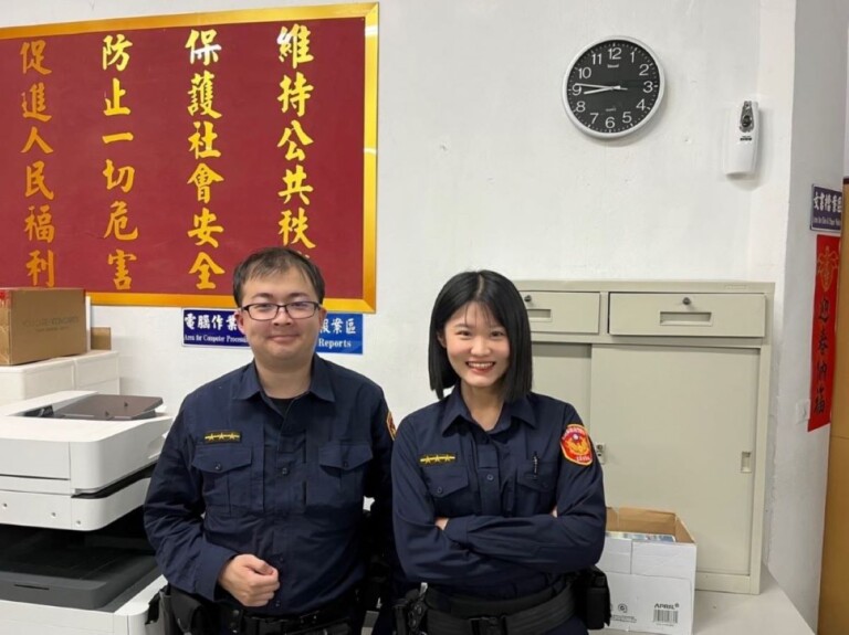 圖片說明：心情不佳離家女子，大湖派出所警員蕭振湘(左)、崔瑞琪(右)速尋回。(記者宋紹誠翻攝）