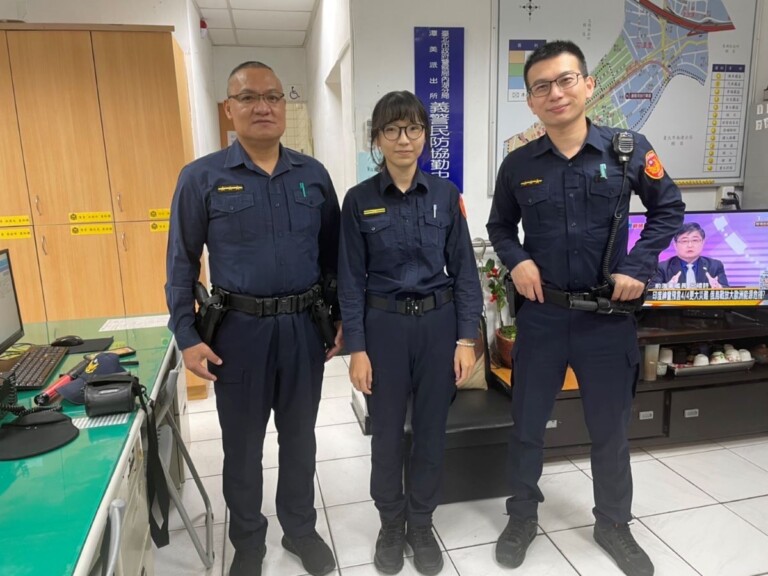 圖片說明：電纜竊嫌逃不過內湖警鷹眼，潭美派出所警員余志強(左)、所長孫吉筠(中)、警員黃育居(右)突破竊嫌心防全都招(記者宋紹誠翻攝）