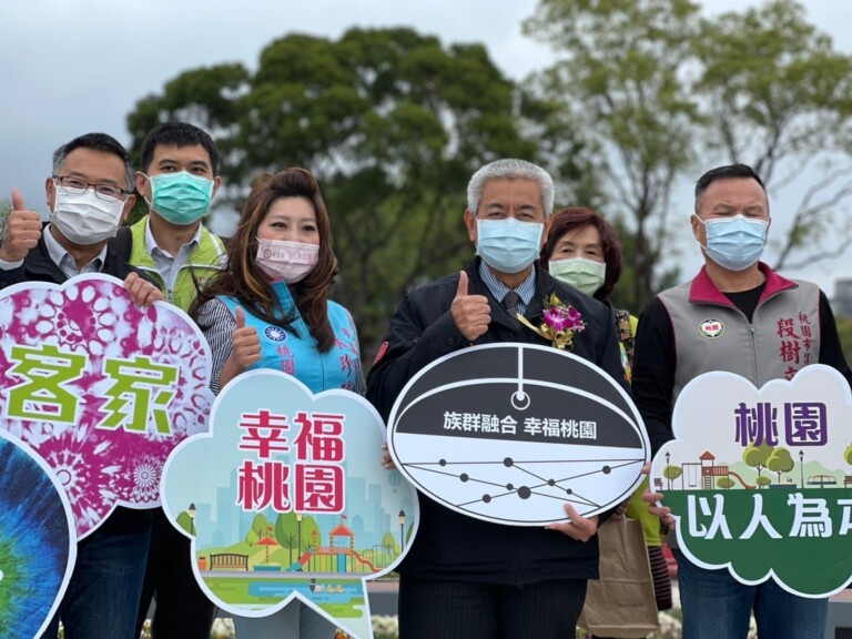 圖片說明：市議員段樹文(右1)等人陪同桃園市副市長高安邦前往「八德區霄裡」視察建設成果。(記者宋紹誠翻攝)