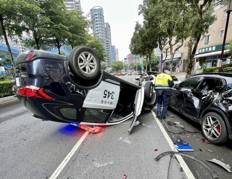 圖片說明：林口發生一起警車擦撞路邊停車格內自小客車而翻覆的交通事故。(記者趙靜姸翻攝）