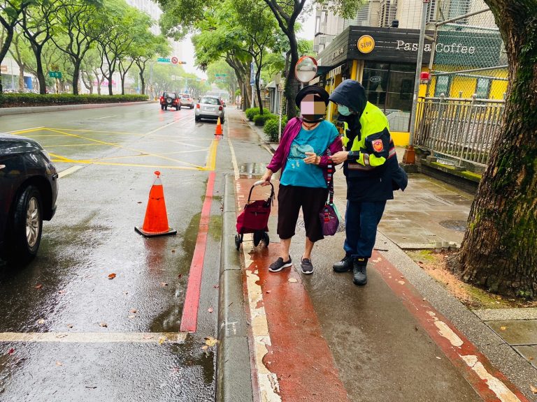 圖片說明：天雨路滑老婦跌倒路旁林口警熱心助返家。(記者吳萍翻攝）