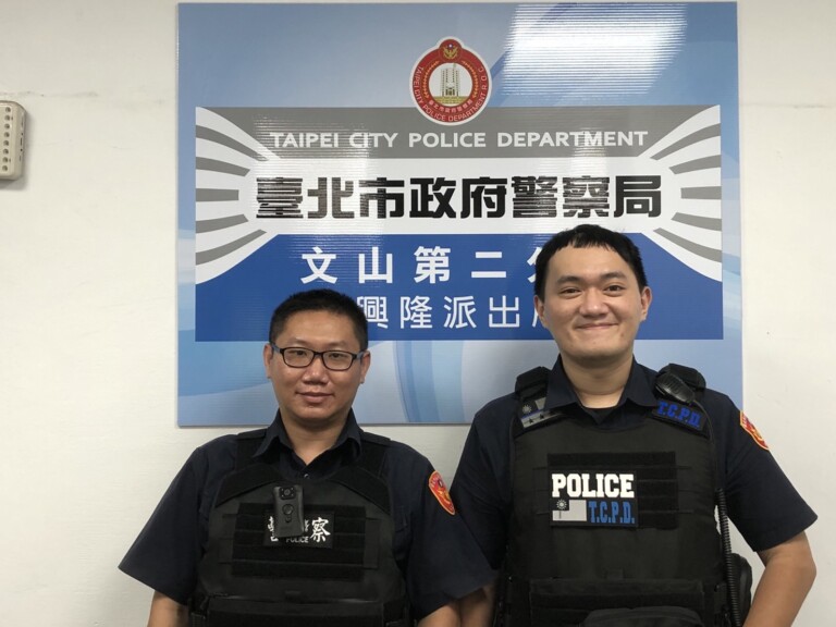 圖片說明：興隆所警員鍾伯彥（左）、吳旻諺（右）查獲張男隔離期酒駕外出，依法送辦。(記者吳萍翻攝）