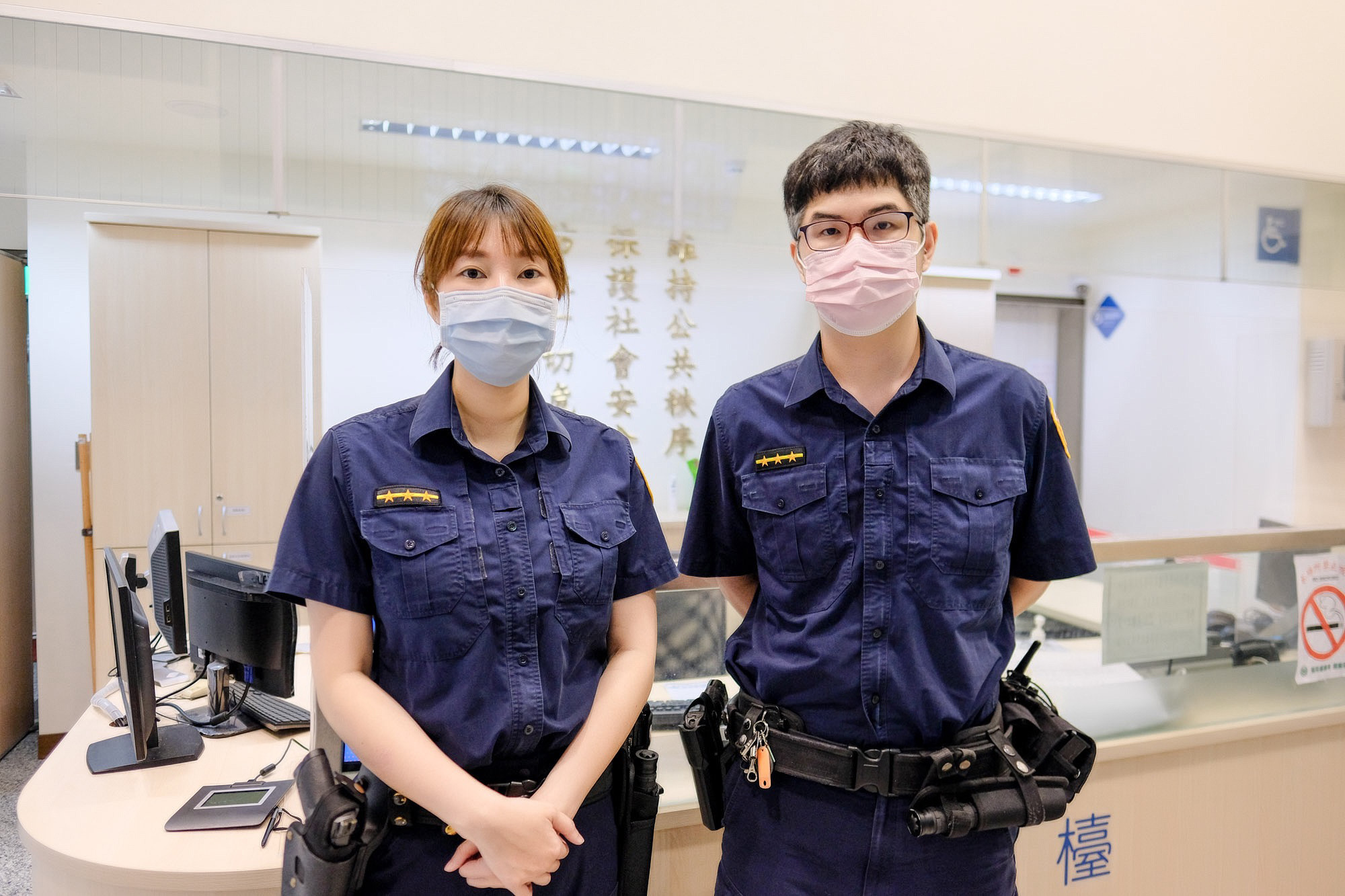 圖片說明：南港派出所警員陳俊宇、曾國瑄於日前接獲民眾報案有婦人遭自小客車擦撞跌倒躺臥在路中央，立即趕赴現場協助。。 (記者林艷林翻攝)